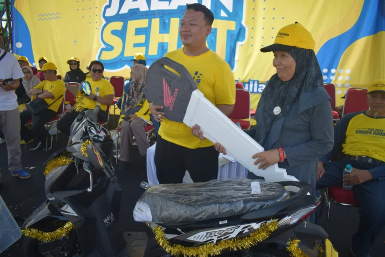 Pemenang hadiah motor jalan Sehat Cahaya Raudhah