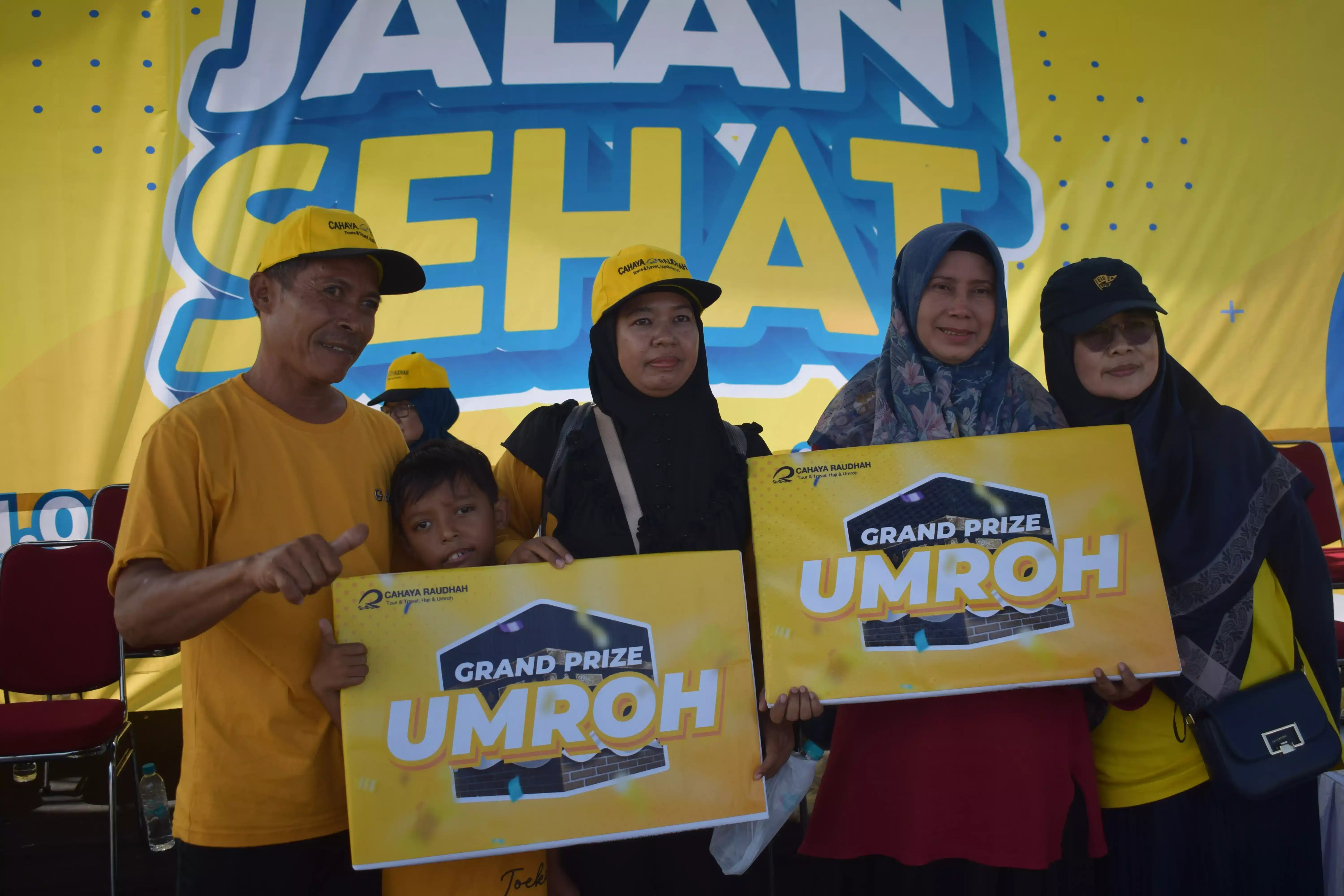 Sukses Gelar 1000 Langkah Menuju Baitullah : Cahaya Raudhah Bagikan 2 Paket Umroh Gratis