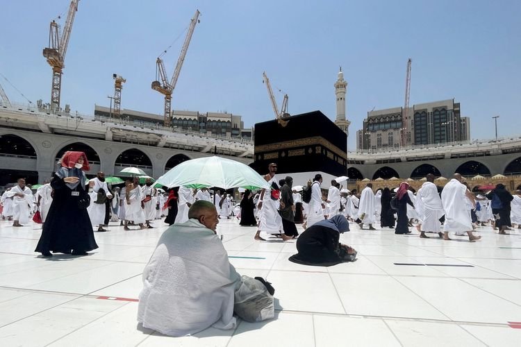 Tips Mencegah Dehidrasi Selama Umroh: Panduan Minum yang Benar